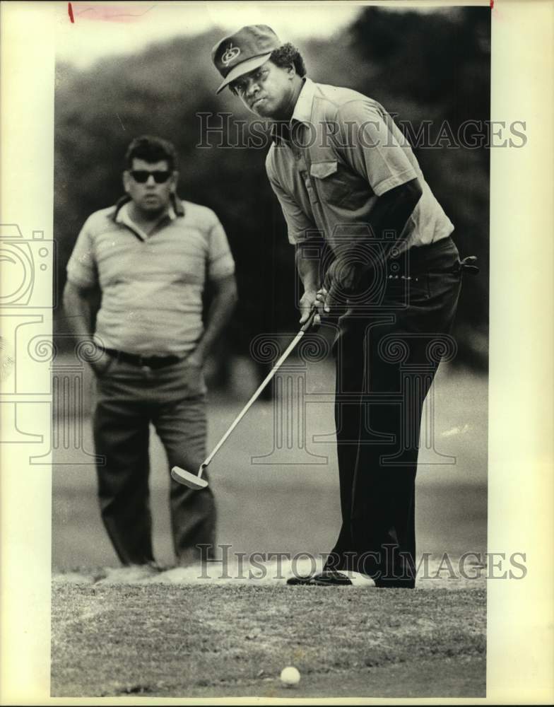 1985 Press Photo Golfer Leslie Mackey putts from the fringe - sas17724 - Historic Images