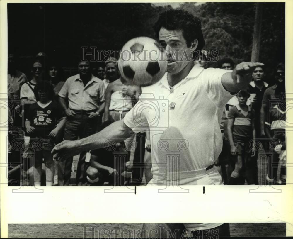 1986 Press Photo Dallas Cowboys kicker Rafael Septien plays soccer - sas17859 - Historic Images
