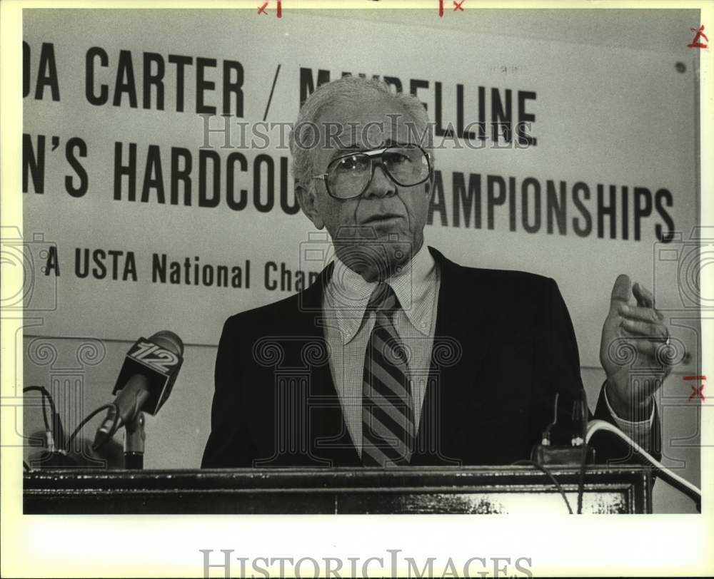 1987 Press Photo Leo Rose announces U.S. Women&#39;s Hardcourt Championships - Historic Images