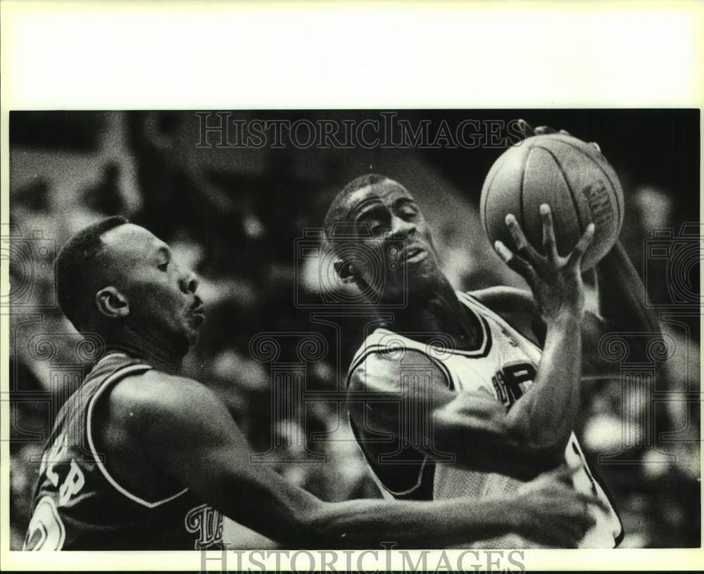 1989 Press Photo San Antonio Spurs and Dallas Mavericks play NBA basketball- Historic Images