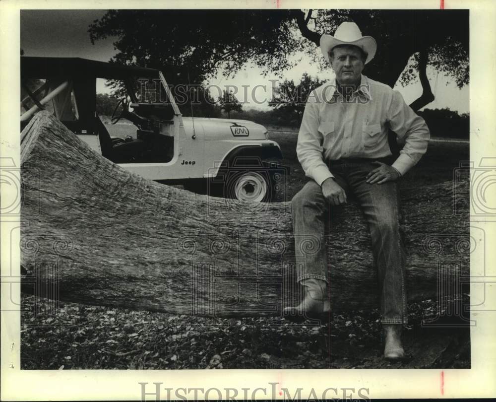 1983 Press Photo San Antonio Spurs owner Red McCombs on his ranch - sas17950 - Historic Images