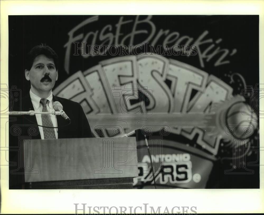 1988 Press Photo Bob Bookbinder at San Antonio Spurs basketball media day - Historic Images