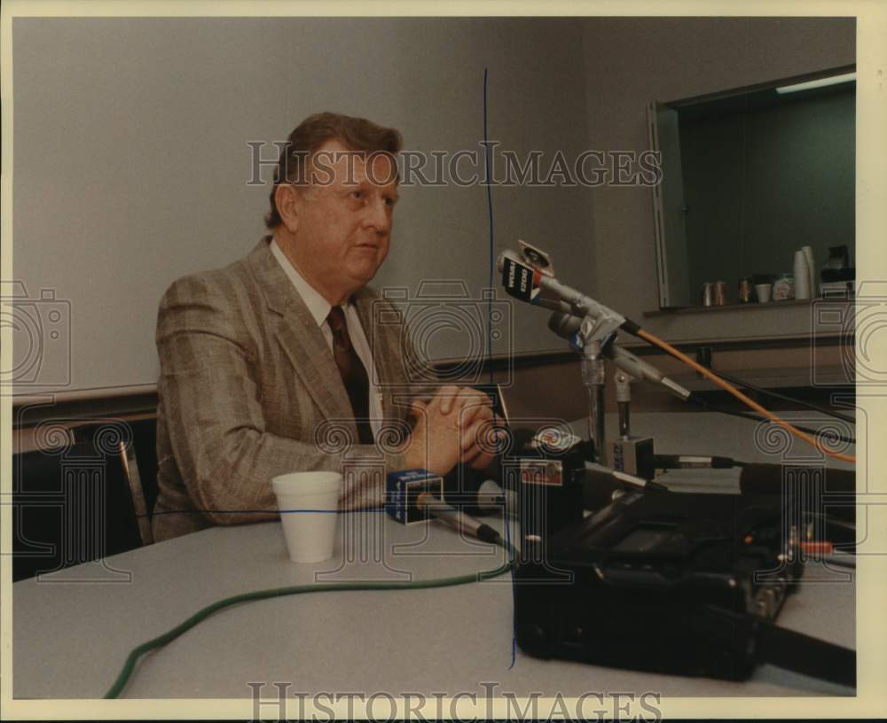 1988 Press Photo San Antonio Spurs basketball owner B.J. &quot;Red&quot; McCombs - Historic Images