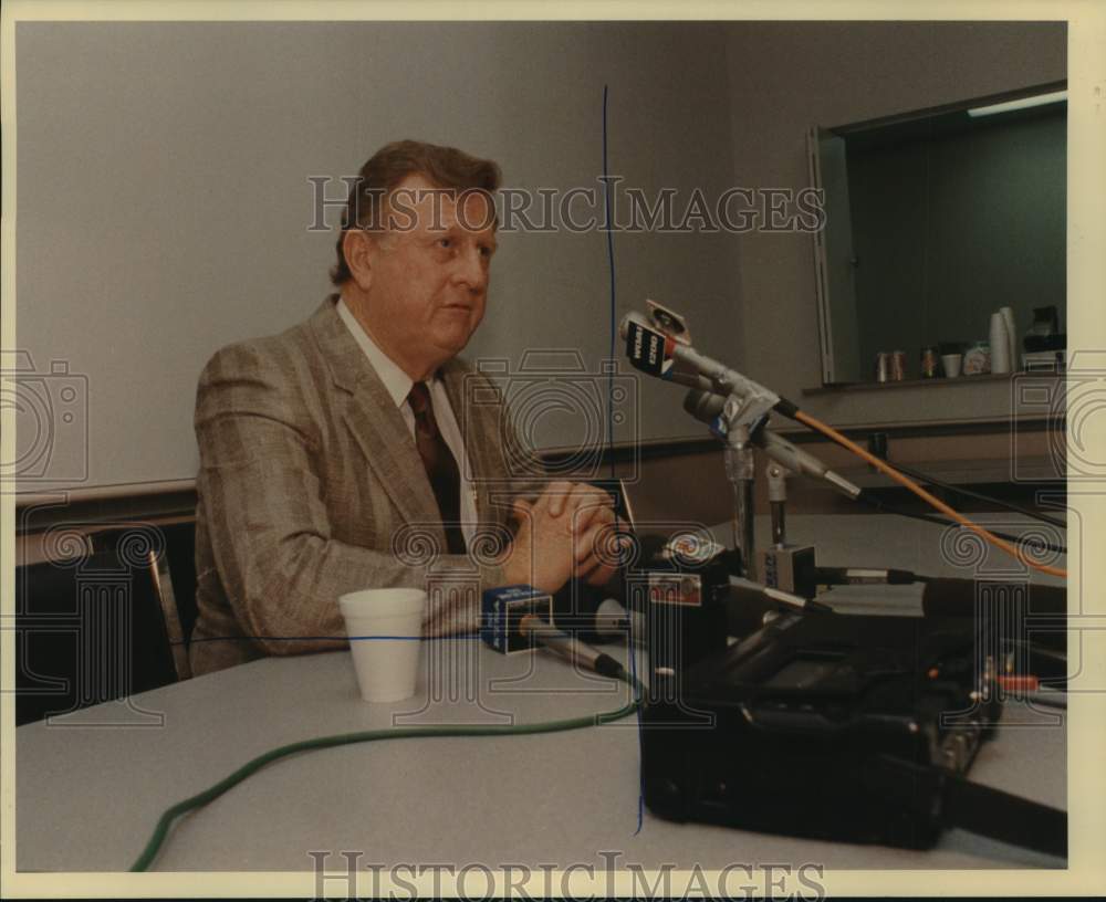 1988 Press Photo San Antonio Spurs basketball owner B.J. "Red" McCombs - Historic Images