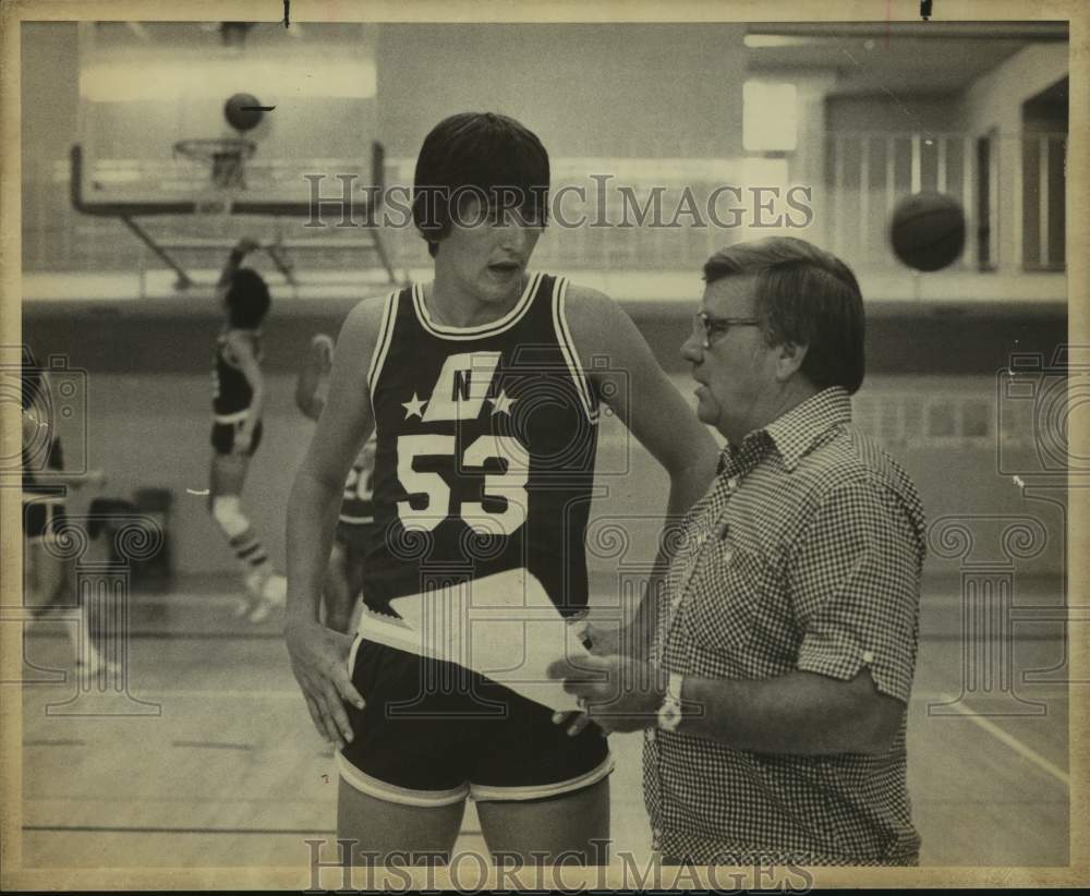 Press Photo Roosevelt High basketball player Curt Thomas and coach Pete Murphy - Historic Images