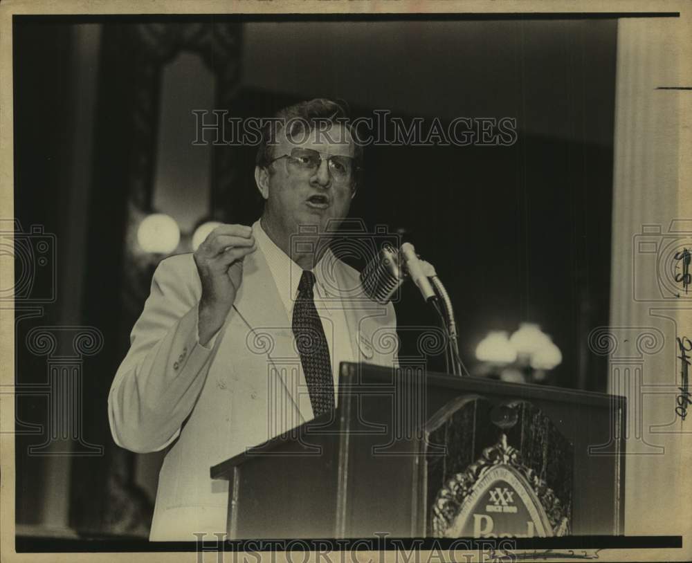1978 Press Photo B.J. "Red" McCombs speaks at a lectern - sas18171- Historic Images