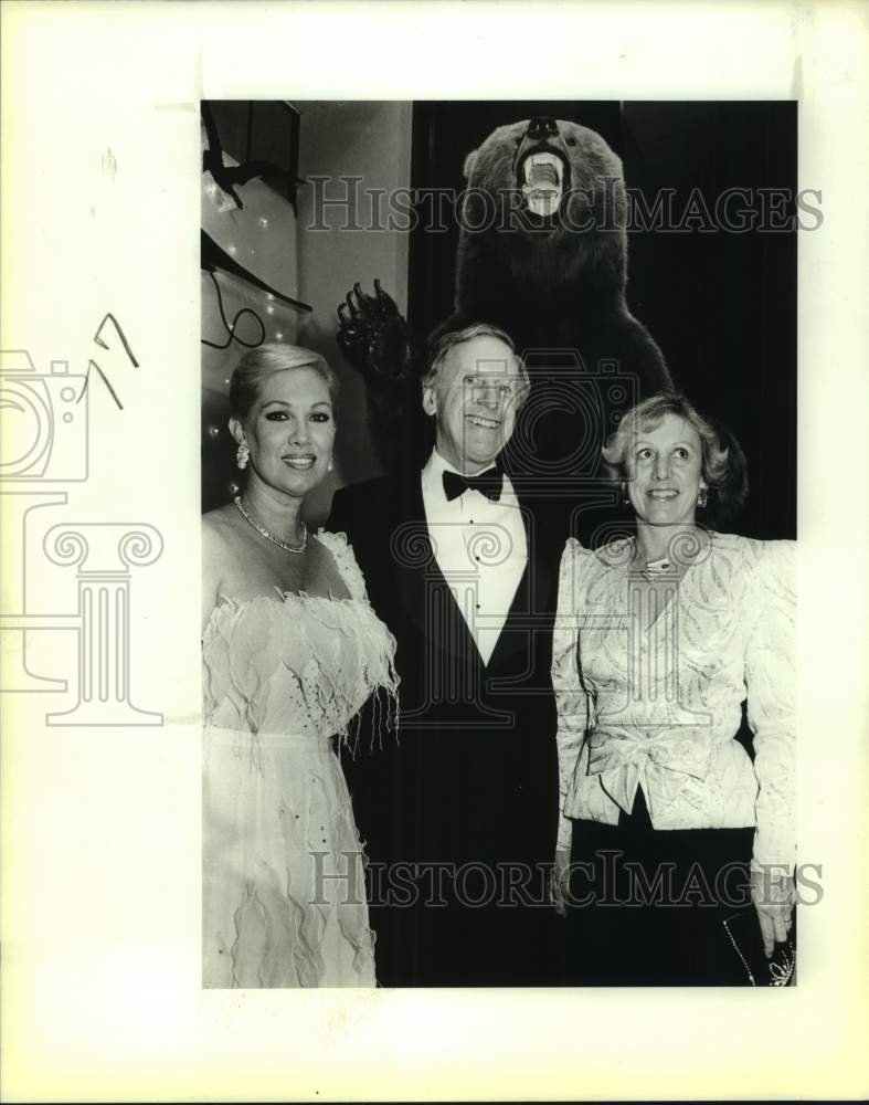 1987 Press Photo Sandra Yturria with ambassador Rawdon Dalrymple and wife Ross- Historic Images