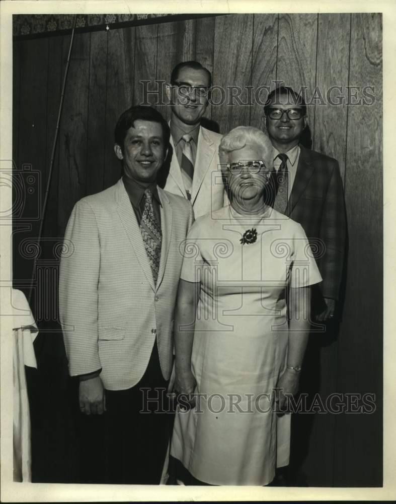 Press Photo Elmer Crumrine Jr. of Crumrine Inc. and companions - sas18340 - Historic Images