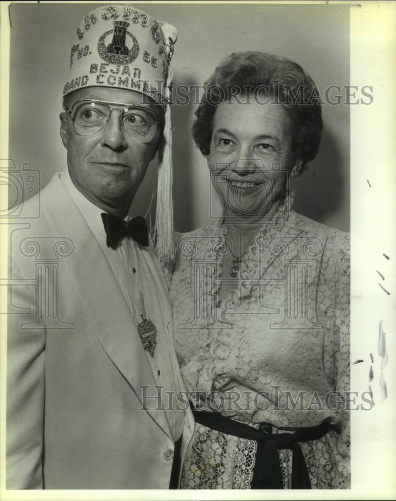 1985 Press Photo Earl and Helen Crumrine at Fiesta San Jacinto, Bright Shawl- Historic Images