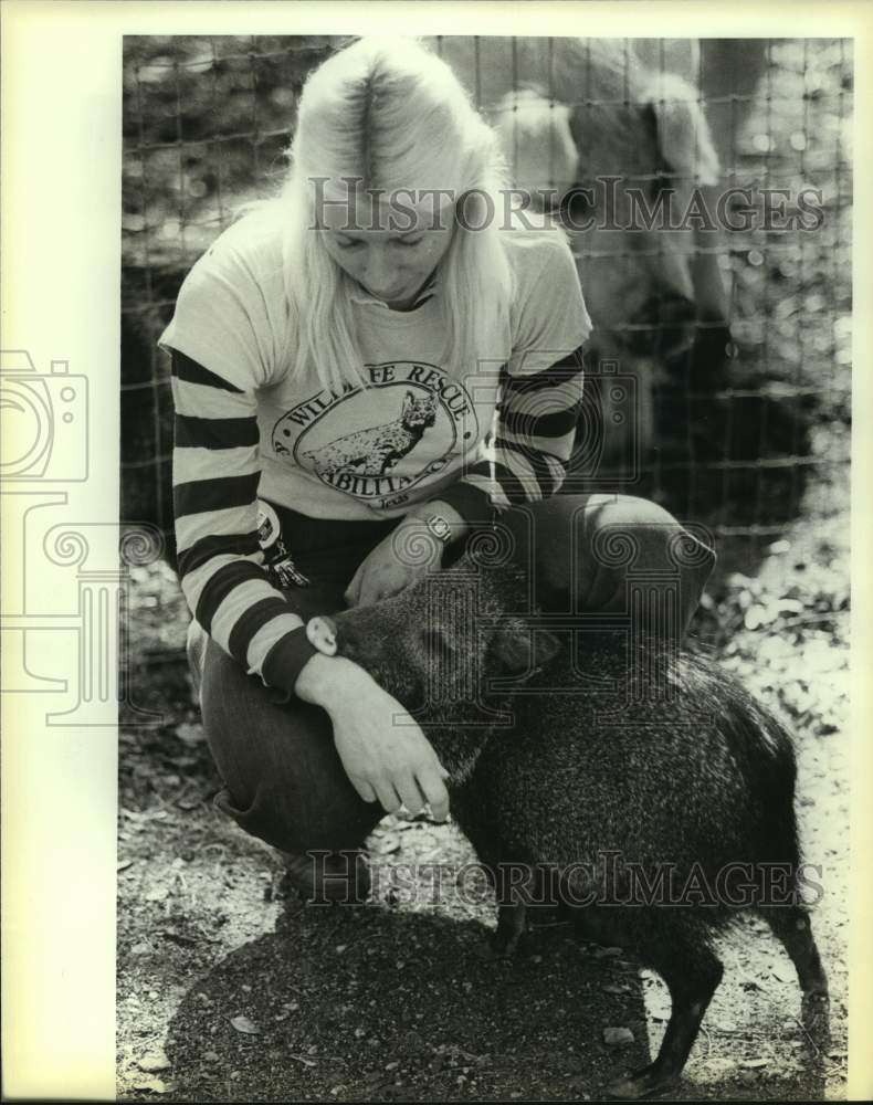 1983 Press Photo Wildlife rescuer Lynn Cuny - sas18376- Historic Images