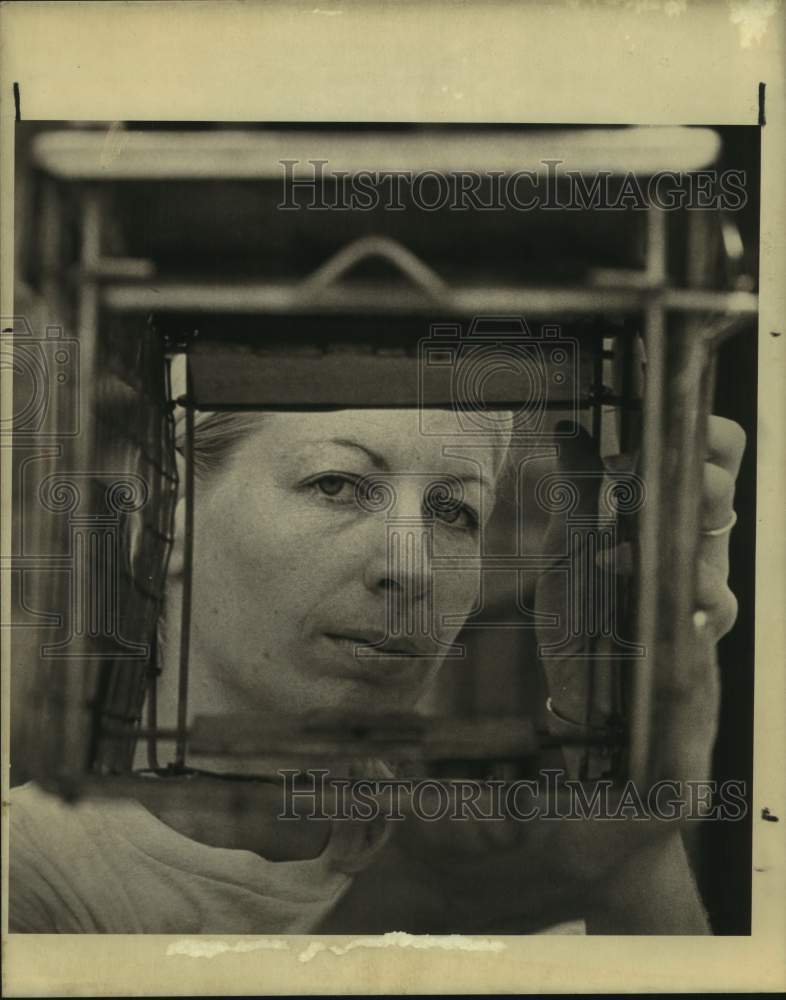 1982 Press Photo Wildlife Rescue director Lynn Cuny and animal trap - sas18381 - Historic Images