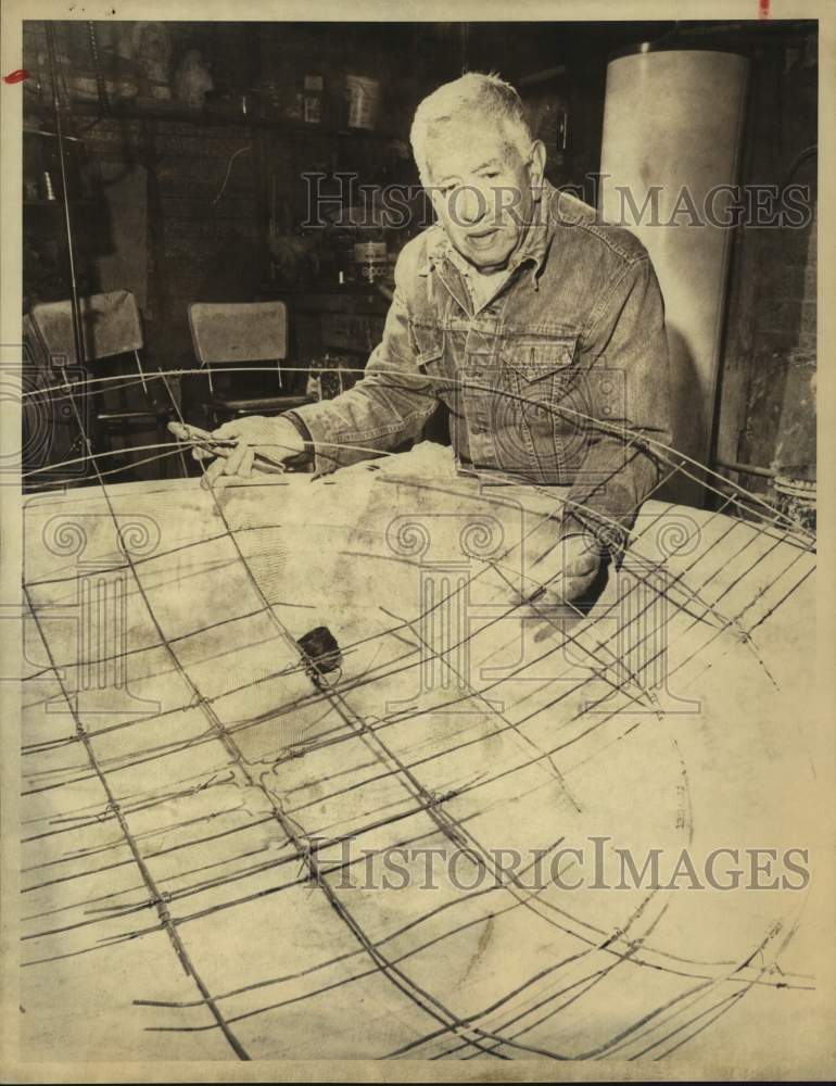1981 Press Photo Artist Maximo Cortez works with wire - sas18449 - Historic Images