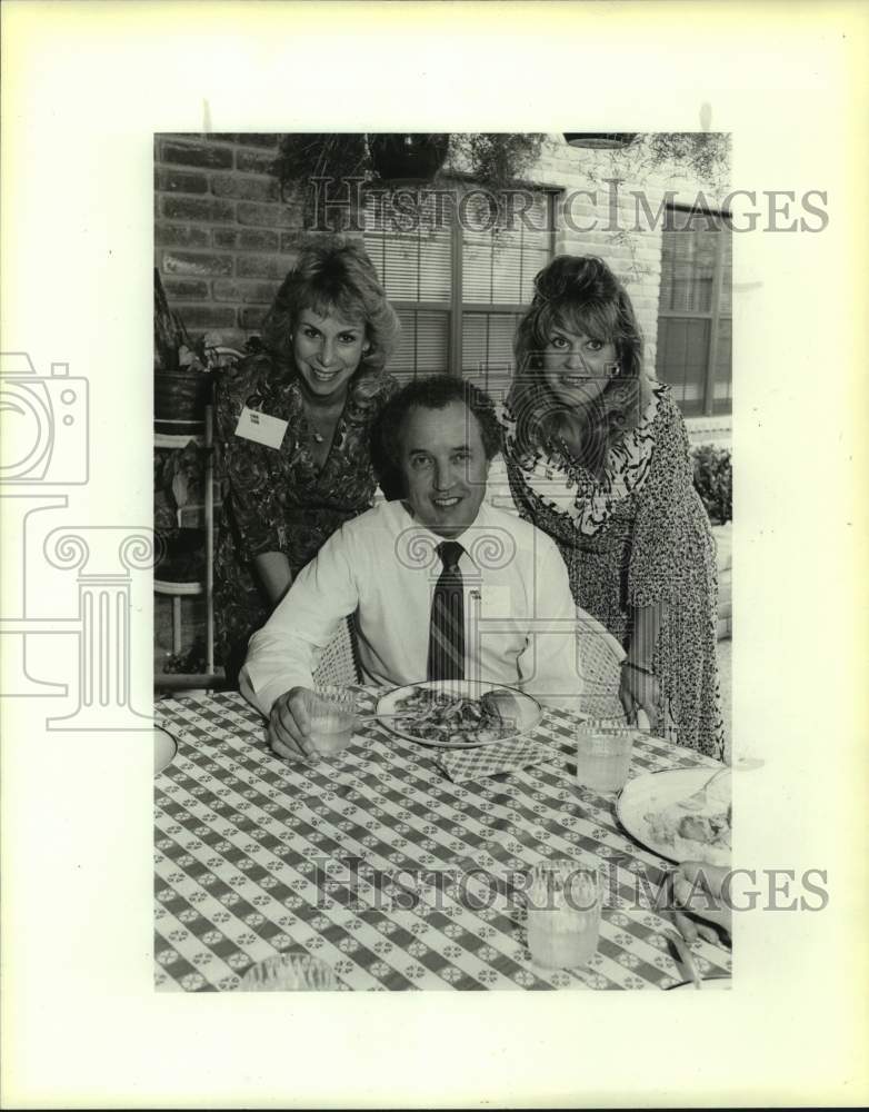 1987 Press Photo Ronald McDonald House dinner with Southwest Airlines- Historic Images