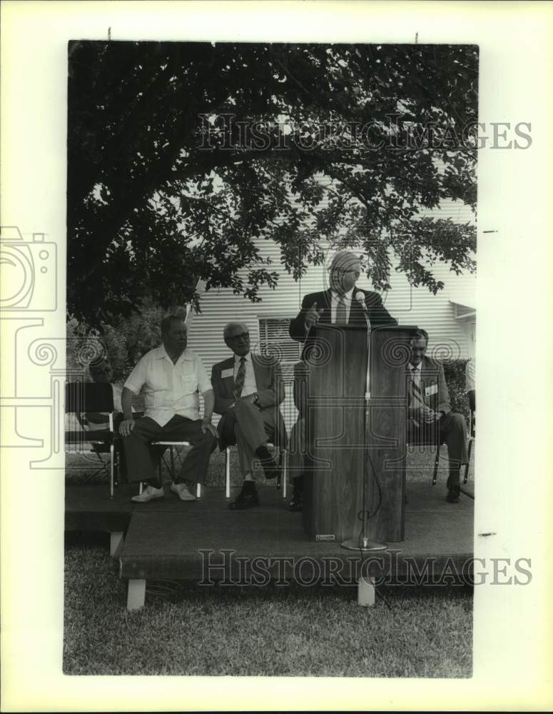 1988 Press Photo U.S. Representative E. Kika de la Garza speaks at lectern - Historic Images