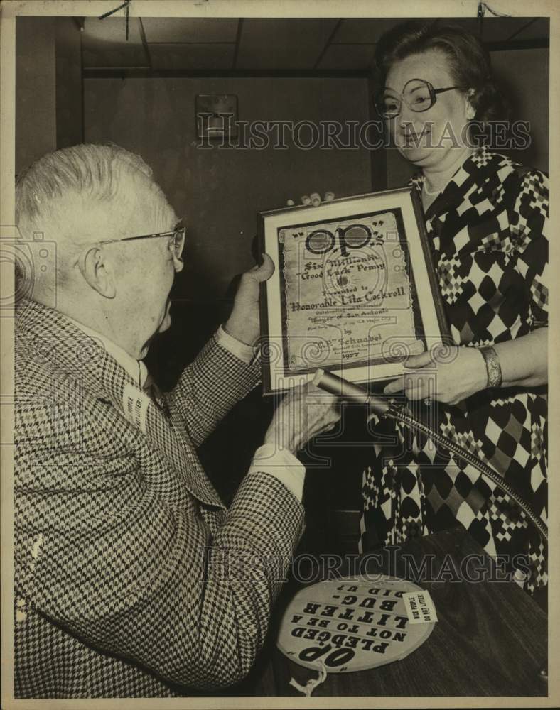 1977 Press Photo O.P. Schnabel with San Antonio mayor Lila Cockrell - sas18551- Historic Images