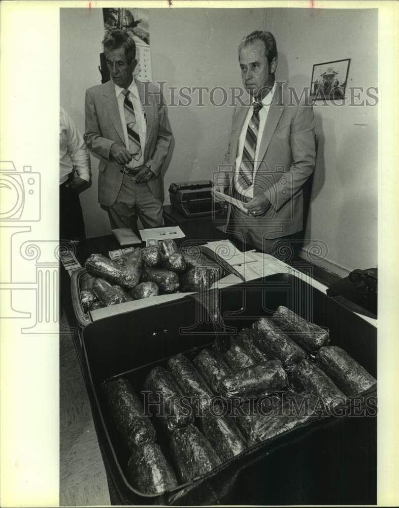 1985 Press Photo John Wood and Sheriff Harlon Coplenad with siezed drugs - Historic Images