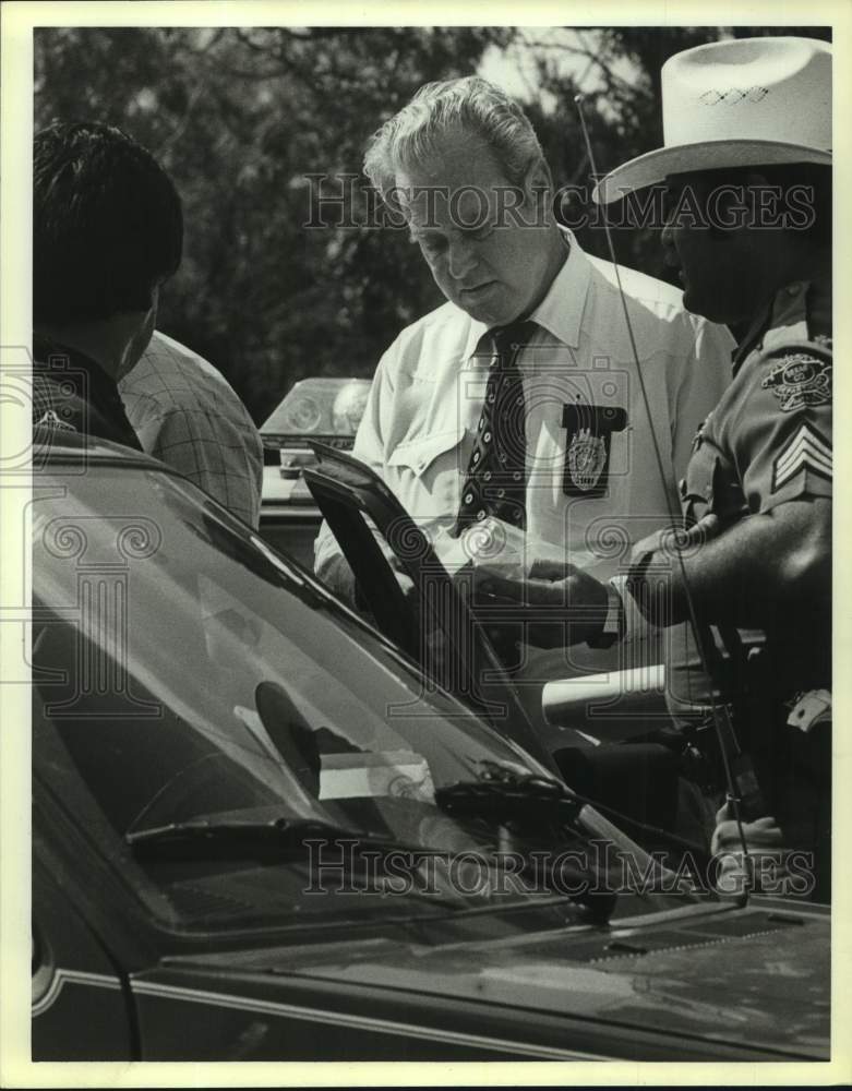 1987 Press Photo Sheriff Harlan Copeland investigates a car - sas18681- Historic Images