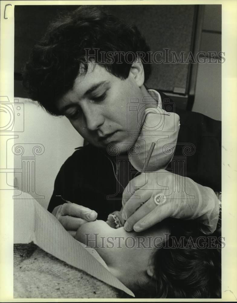 1985 Press Photo Dentist Dr. John Covert - sas18709- Historic Images