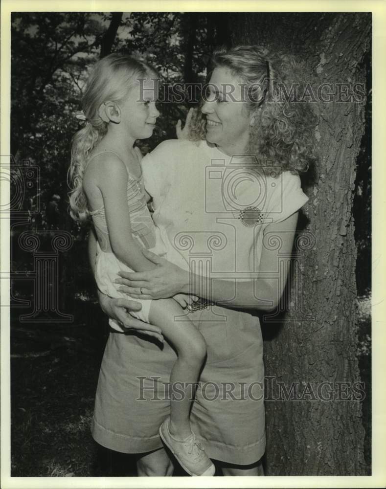 1990 Press Photo Emily Cooper and Gale Cooper, Sunshine Cottage school picnic - Historic Images