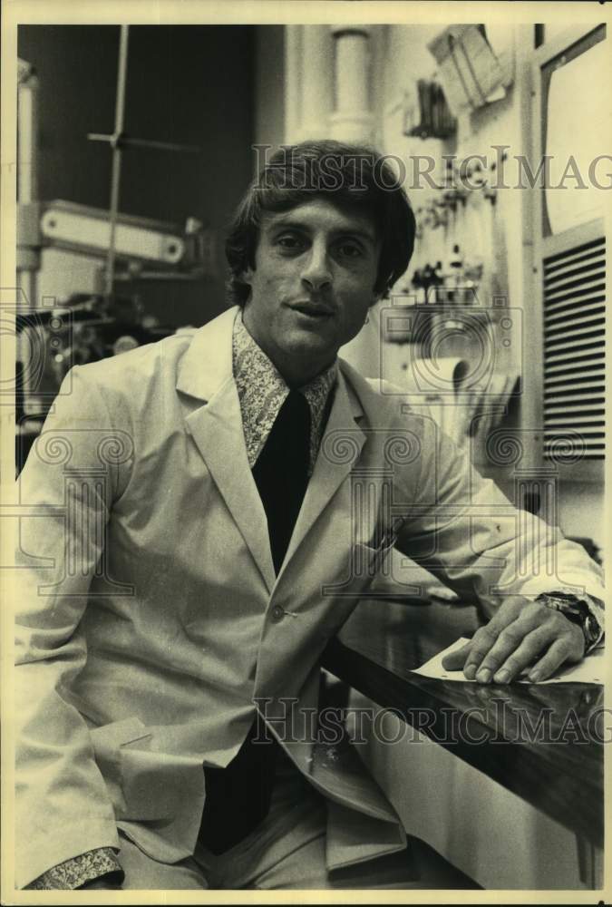 1973 Press Photo Dr. Robin Cook, ophthalmologist and writer - sas18759 - Historic Images