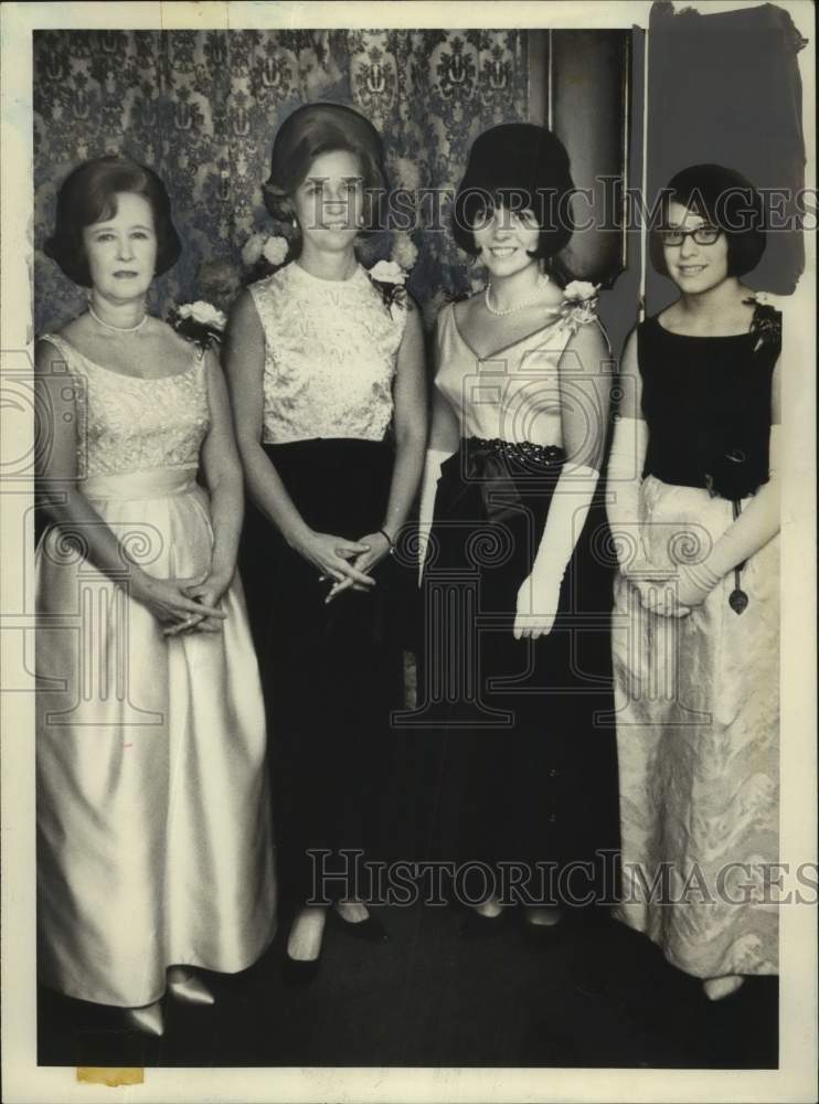 1966 Press Photo Mrs. Kemp Solcher, Mrs. Harold Delemater, Joyce &amp; Jan Musselman- Historic Images