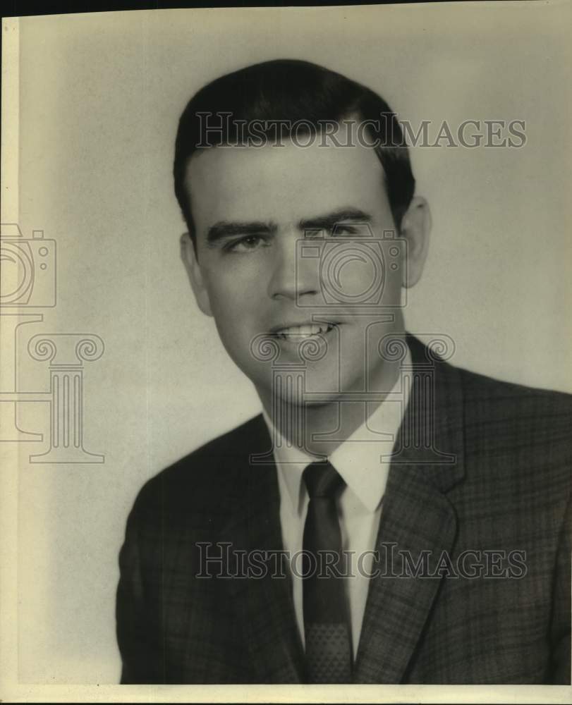1966 Press Photo Exhibit Sales &amp; Promotion Specialist Cary Deckard - sas18864- Historic Images