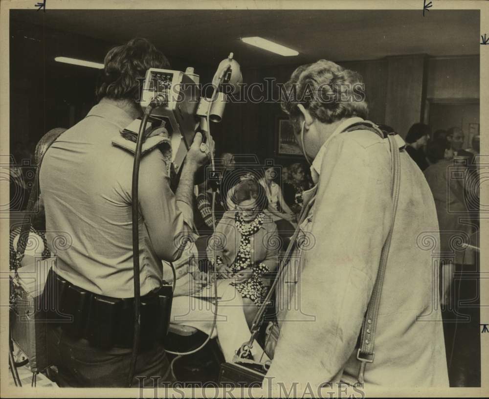 1977 Press Photo Mayor Lila Cockrell & National Network Television Newsmen - Historic Images