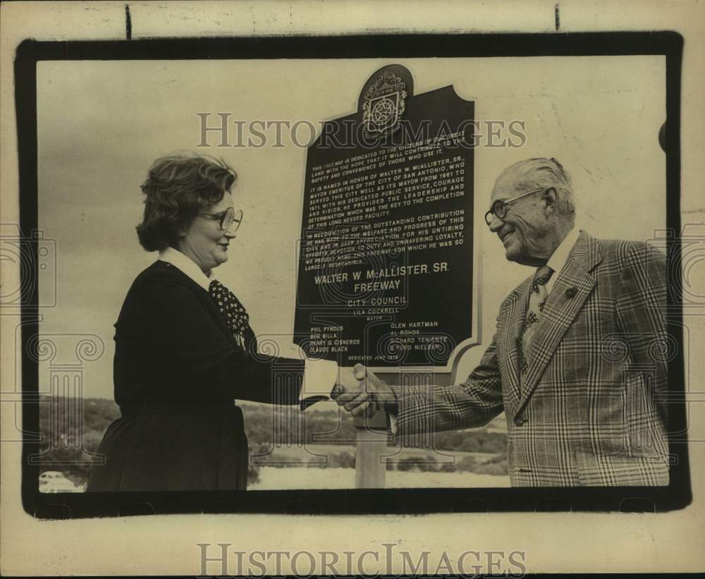 1977 Press Photo Mayor Lila Cockrell &amp; Walter McAllister at Freeway Plaque - Historic Images
