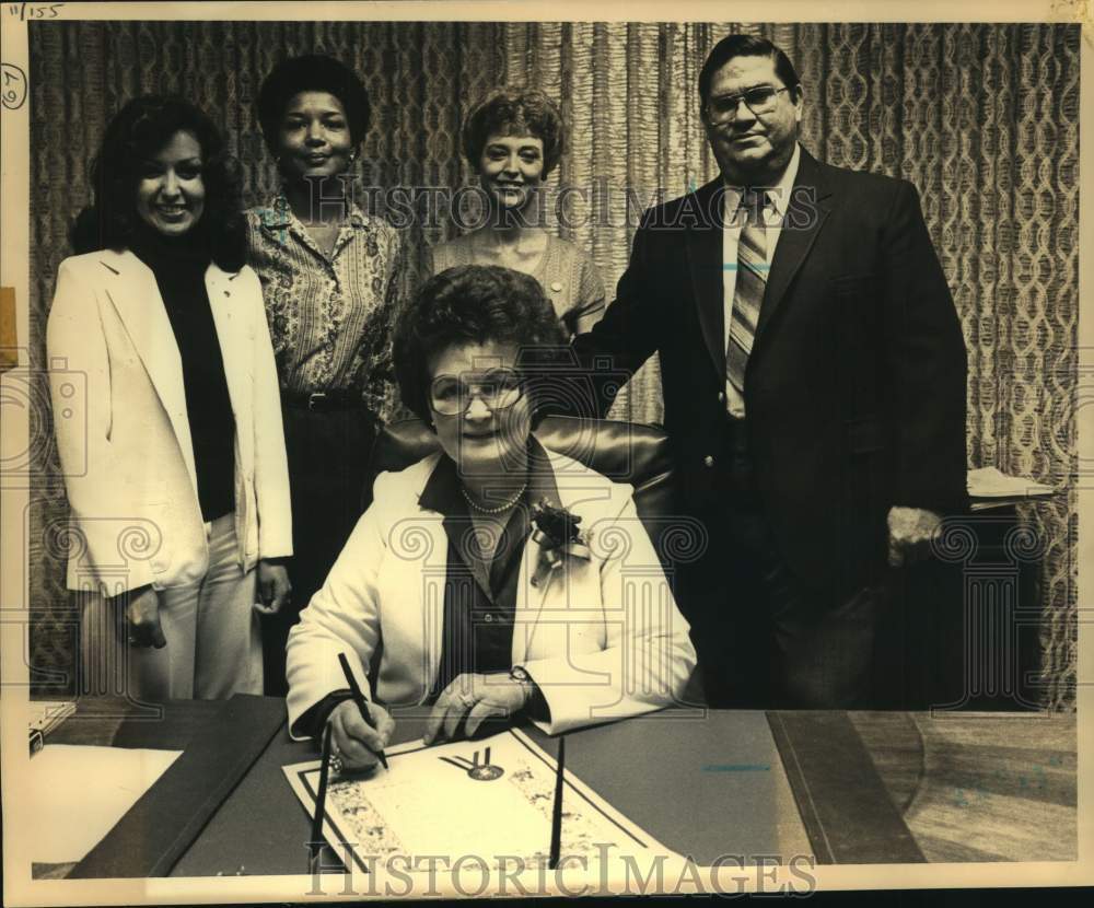 1980 Press Photo Mayor Lila Cockrell, United Way &amp; City Employee Representatives - Historic Images