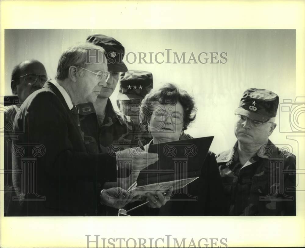 1990 Press Photo Senator Phil Gramm &amp; Lila Cockrell Talk With Army Officials- Historic Images