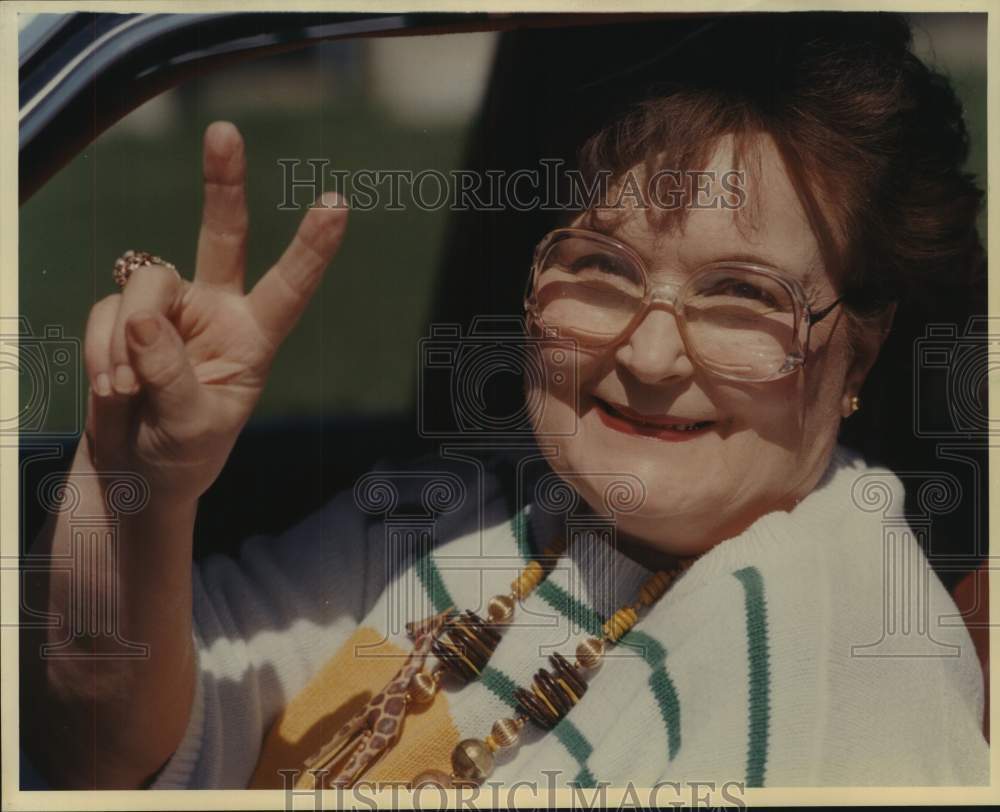 1989 Press Photo Lila Cockrell Arrives at Voting Place, West Avenue Elementary - Historic Images