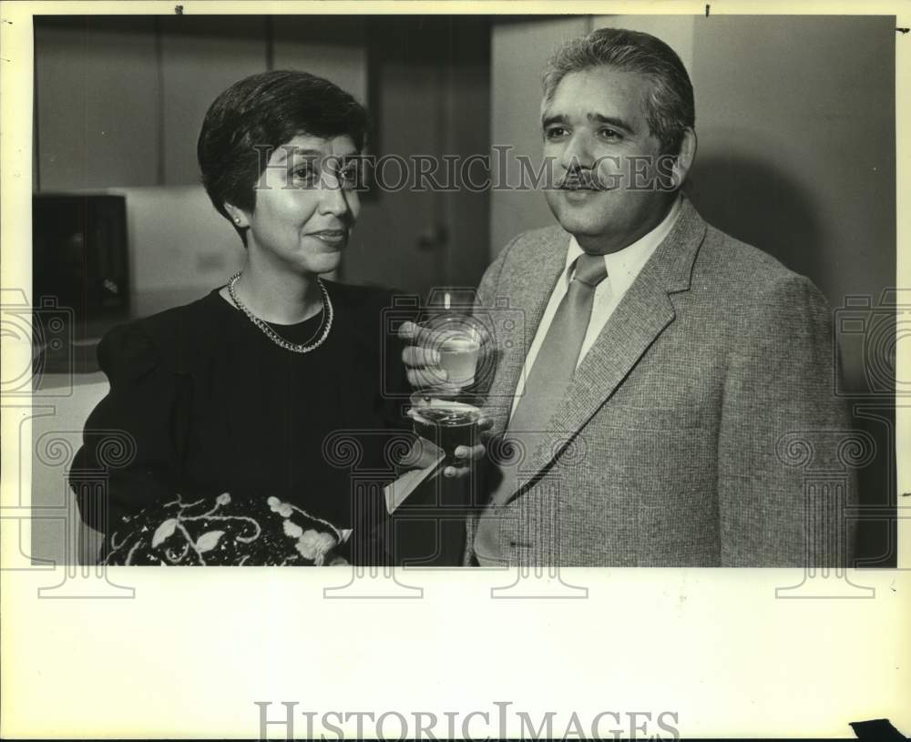 1985 Press Photo Raymond E. & Alicia Casillas, San Antonio Museum of Art - Historic Images