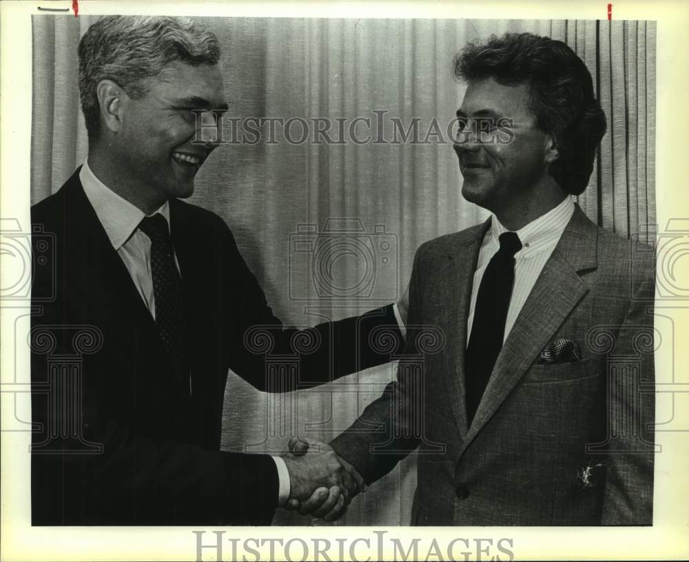 1985 Press Photo Bernie Lynch &amp; Charlie Casper Shake Hands at Marriott - Historic Images