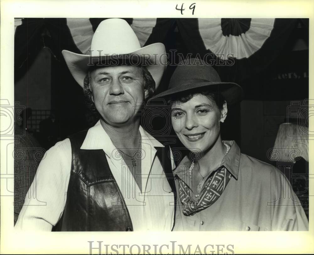 1986 Press Photo Charles Casper &amp; Janine Milam at Witte Museum Game Dinner- Historic Images