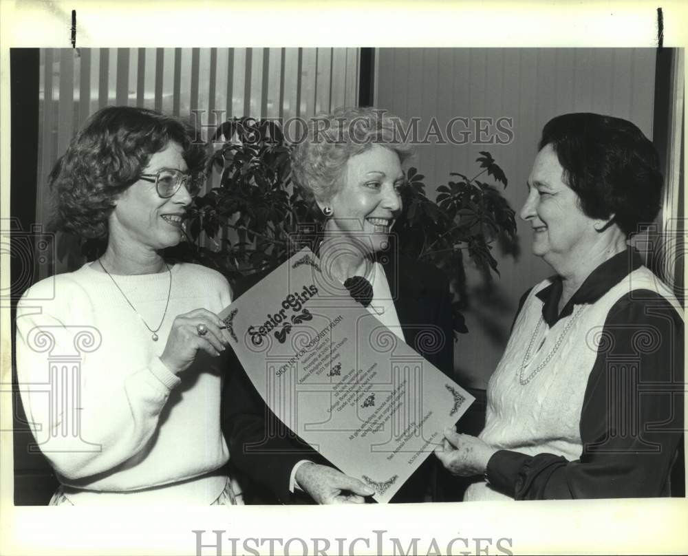 1990 Press Photo San Antonio Panhellenic Officials at Travis Savings & Loan - Historic Images