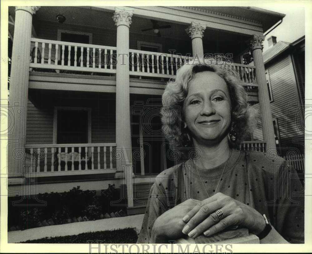 1988 Press Photo Norton Brackenbridge Bed & Breakfast Owner Carolyn Cole- Historic Images