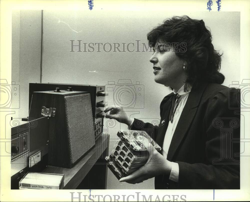 1983 Press Photo Linda Cuellar Works at San Antonio International Airport- Historic Images