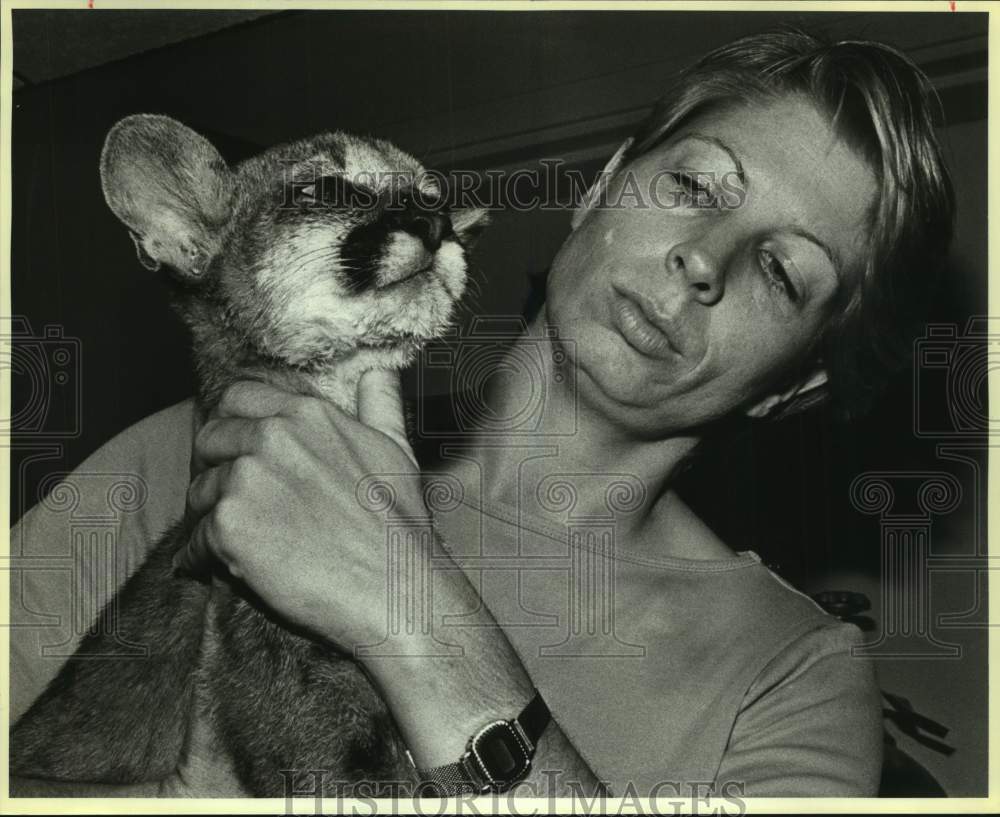 1985 Press Photo Lynn Cunny of Wildlife Rescue and Rehabilitation Incorporated - Historic Images