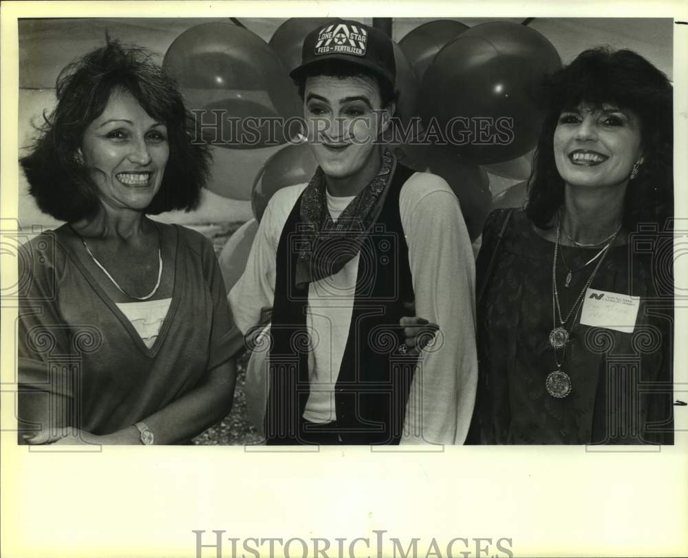 1985 Press Photo Sue Cornelius, Chuck Savier & Sue Krause, North Chamber Mixer - Historic Images