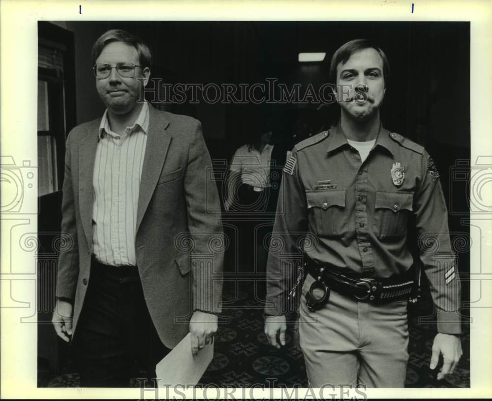 1989 Press Photo Attorney Franklyn Dean Escorted by Bailiff Stephen Amerson - Historic Images