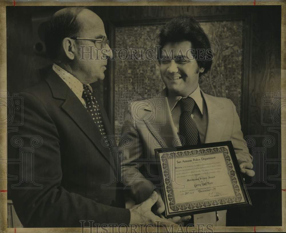 1978 Press Photo Police Chief E.E. Peters Gives Award to Carlos Del Toro - Historic Images