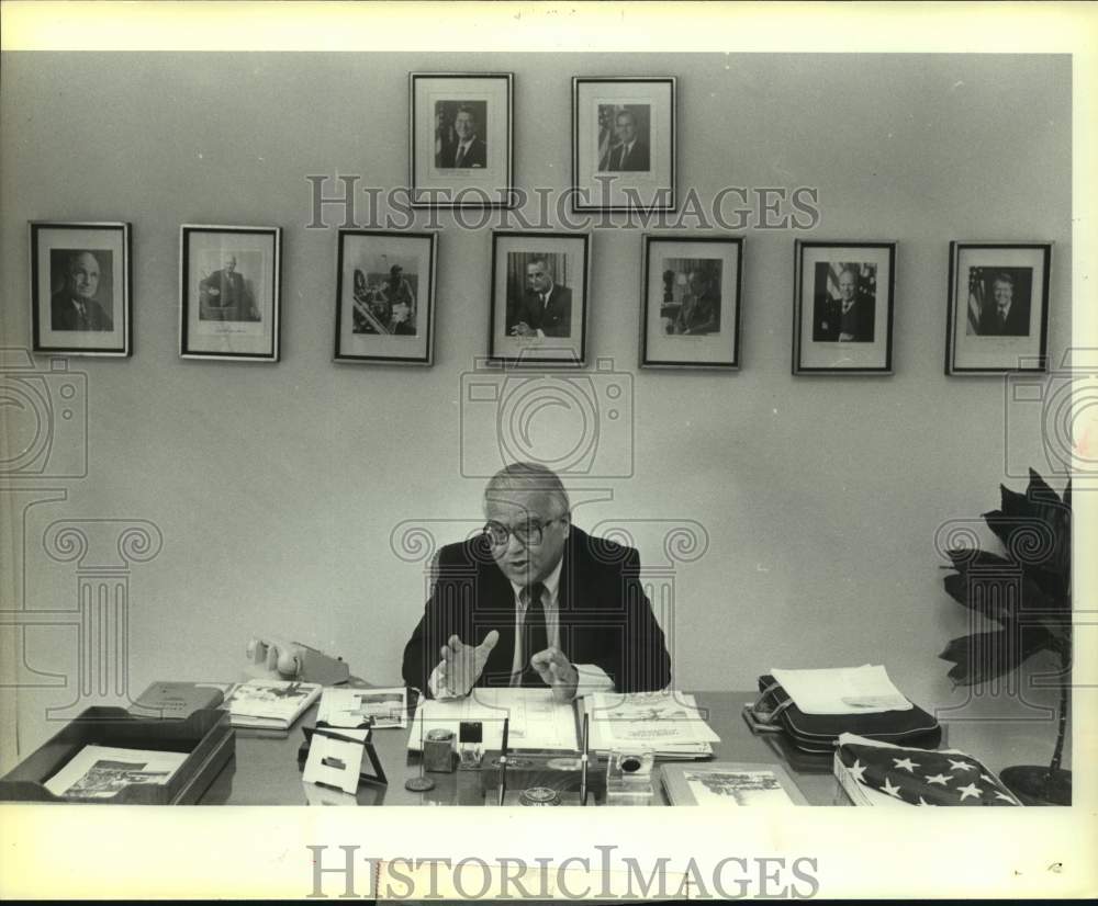 1986 Press Photo Texas House Representative Kika de la Garza Sits at Desk - Historic Images