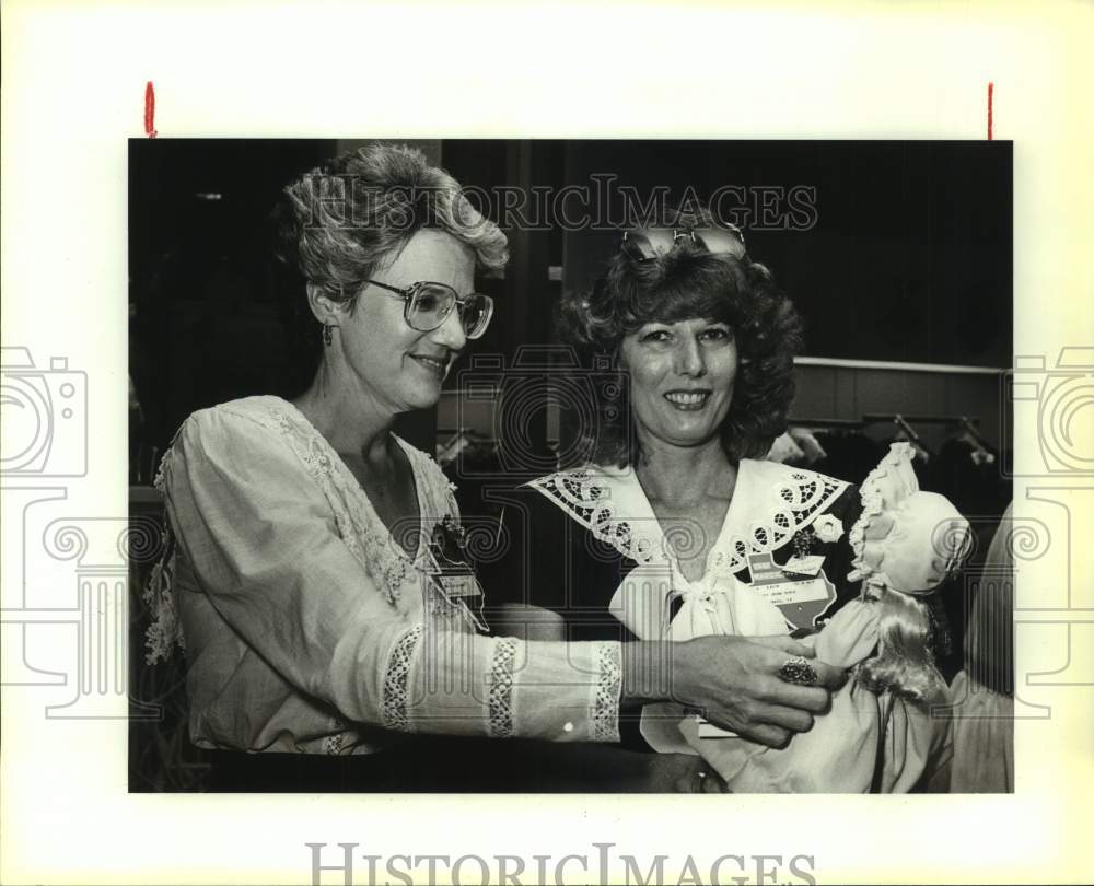 1987 Press Photo Jan De La Garza & Shirley Dyer of Madame Alexander Doll Club- Historic Images