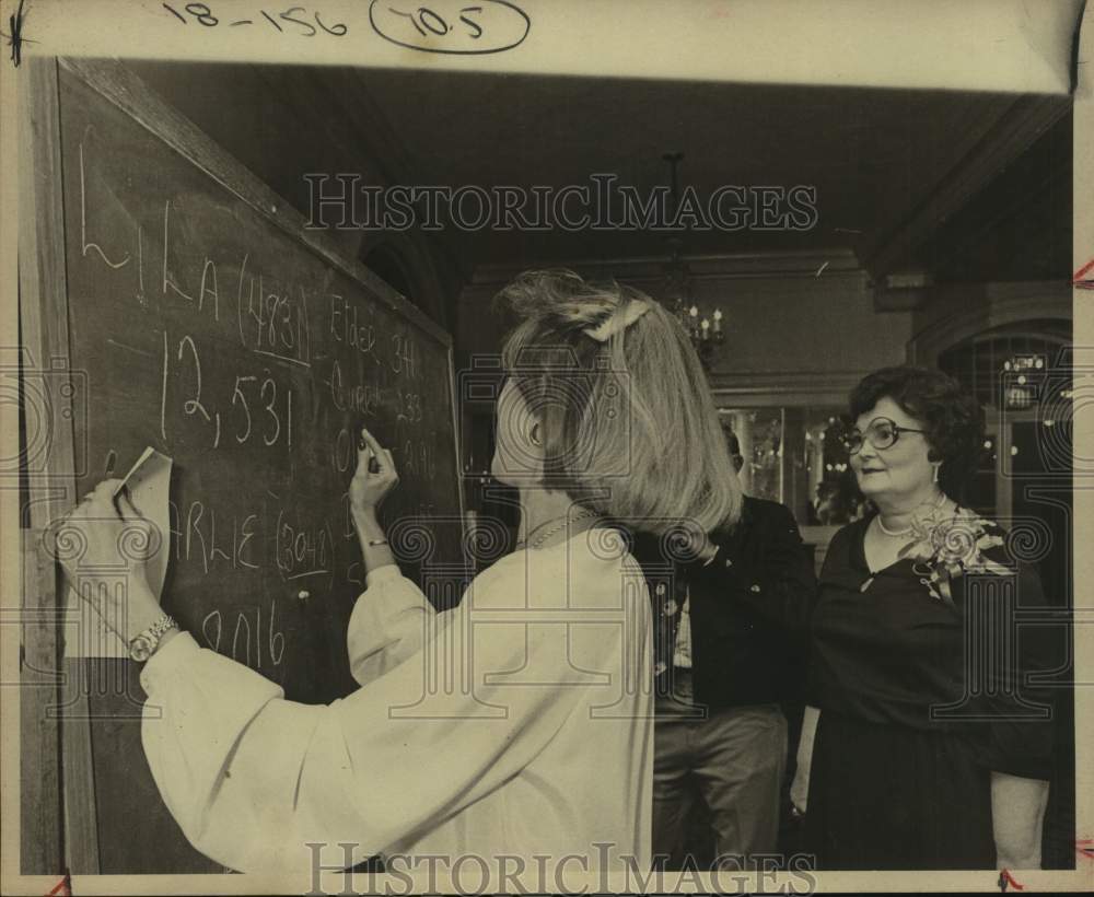 1979 Press Photo Third Term Mayor Elect Lila Cockrell with Woman Tallying Votes - Historic Images