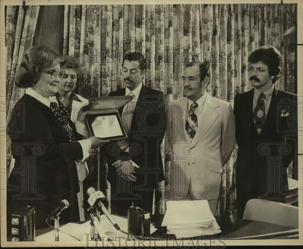 1977 Press Photo San Antonio Mayor Lila Cockrell Receives Certificate from Group- Historic Images