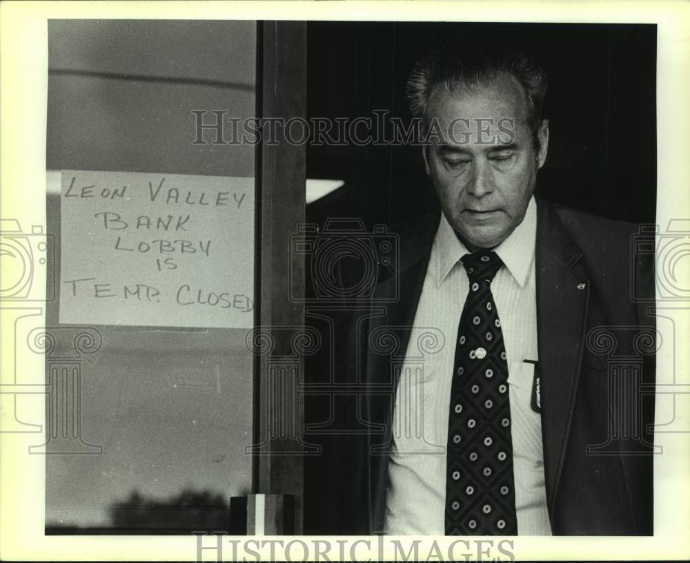 1985 Press Photo Sheriff Harlon Copeland at Leon Valley Bank Robbery Scene- Historic Images