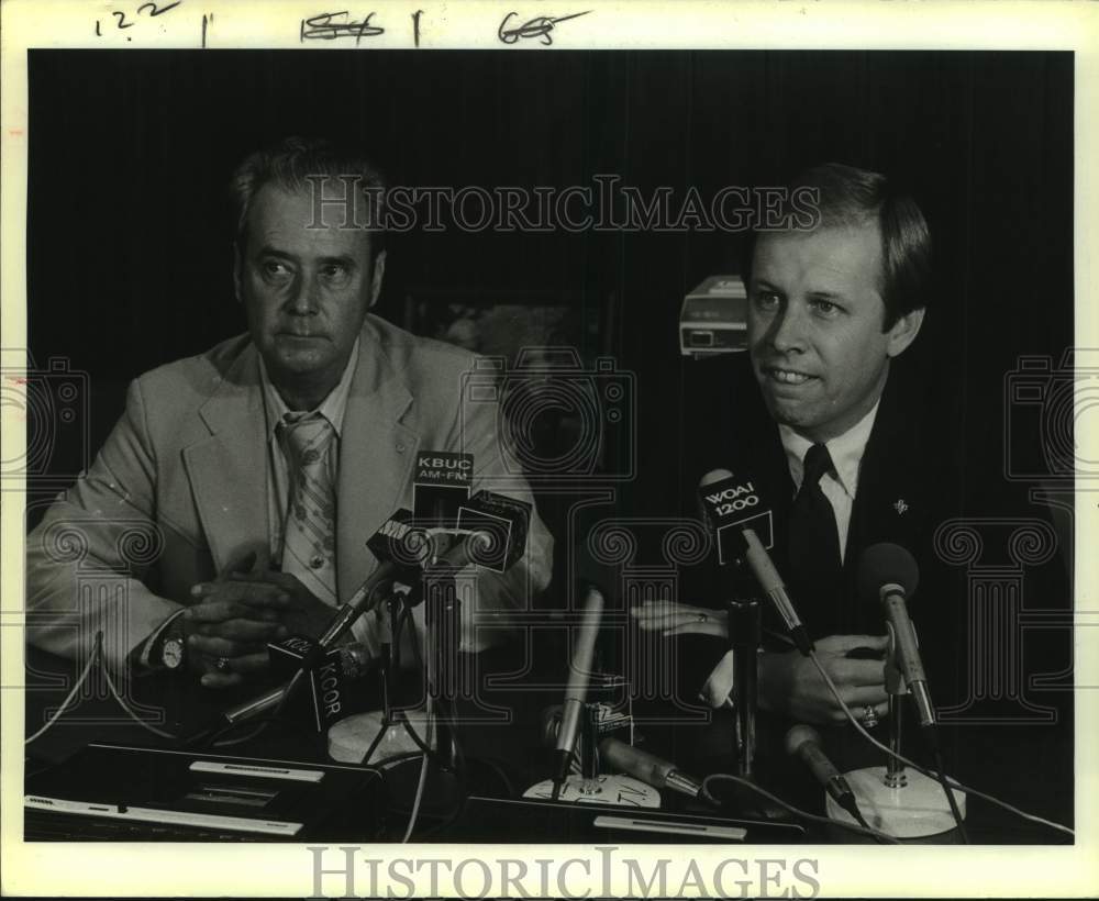 1984 Press Photo Sheriff Harlon Copeland & Sam Millsap at Bexar Courthouse - Historic Images