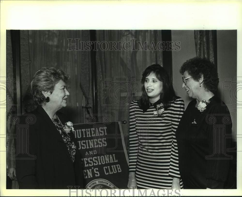 1990 Press Photo Doreen Tauer, Jo Ann De Hoyos &amp; Bess Hart at Commander&#39;s House - Historic Images