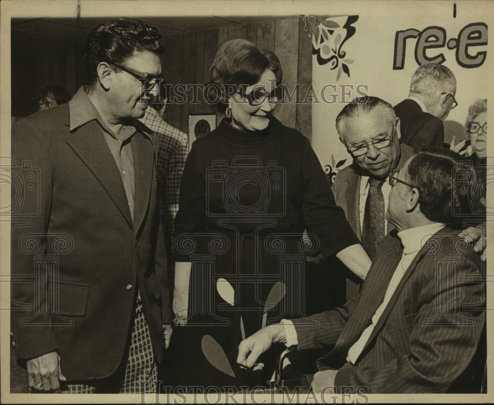 1979 Press Photo San Antonio Mayor Lila Cockrell Speaks With Three Men - Historic Images