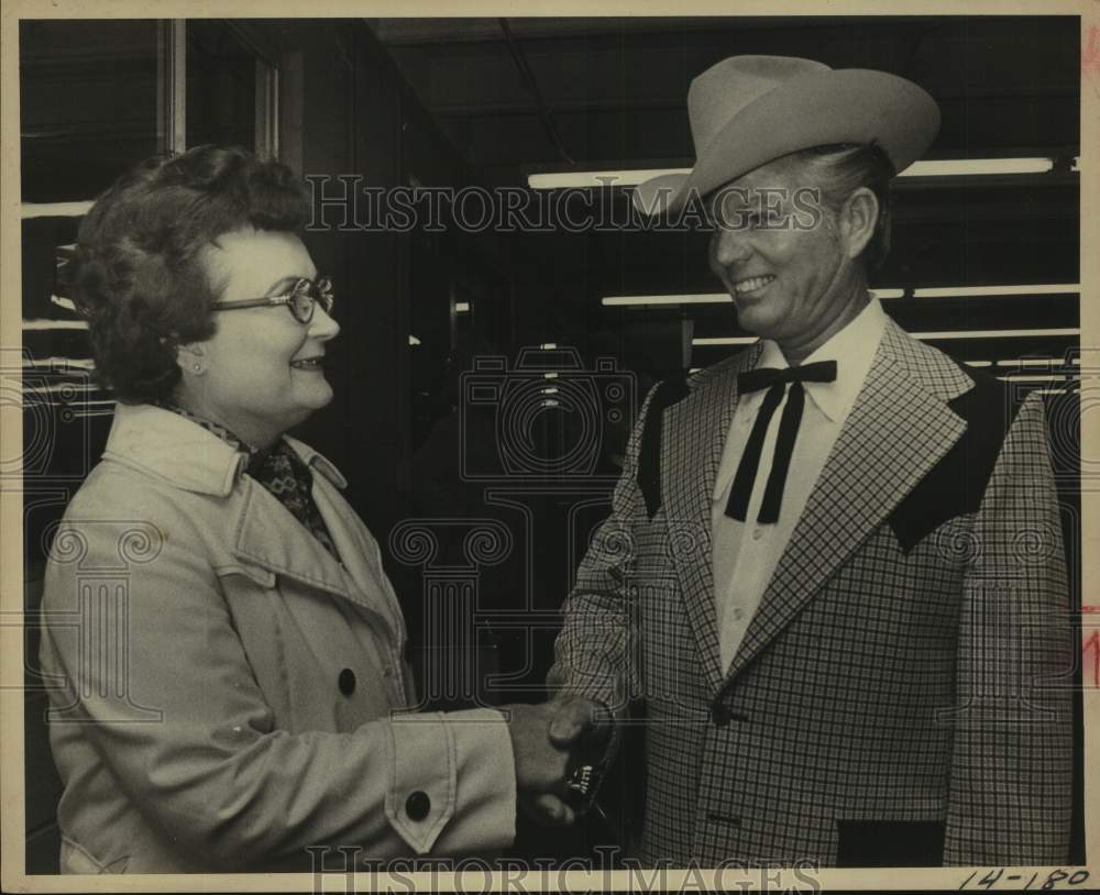 1975 Press Photo Mayor Lila Cockrell &amp; Floyd McOsker of Laredo Trail Ride- Historic Images